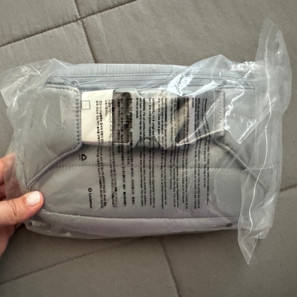 Lululemon Everywhere Belt Bag Large 2L Wunder Puff in Rhino Grey - Picture 6 of 7